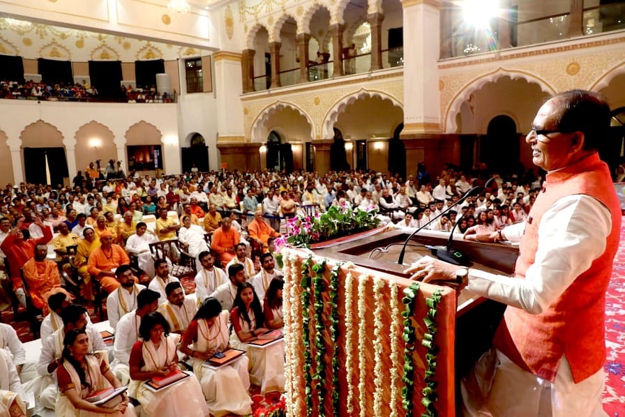 Acharya Shankar, Hindistan'ı dört yönde birbirine bağlama işini yaptı: Başbakan Shivraj